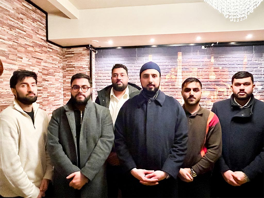 Shaykh Hammad Mustafa al-Madani al-Qadri addressing Minhaj Youth League Norway members during dinner and interactive session in Oslo