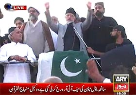 Dr Tahir-ul-Qadri addresses Inqilab Marchers in front of Parliament House, 6pm – 28th August 2014