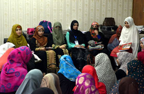 شہر اعتکاف 2015: محترمہ فضہ حسین قادری کی معتکفات کے ساتھ نشست
