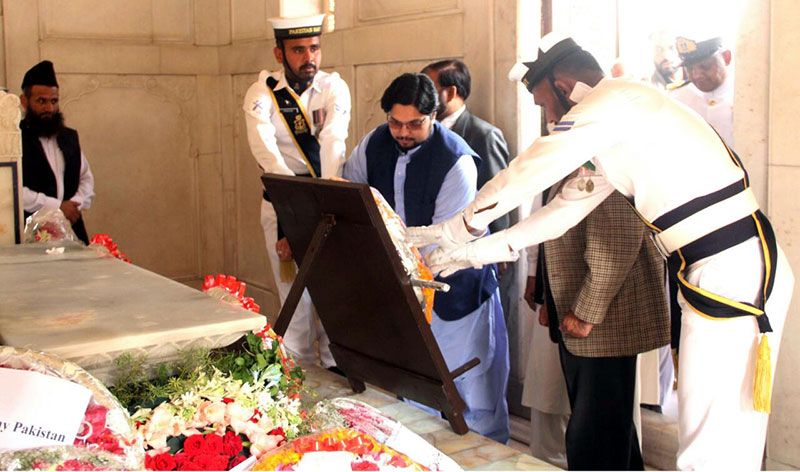 Dr Hussain Mohi-ud-Din Qadri lays floral wreath at grave of Allama Iqbal