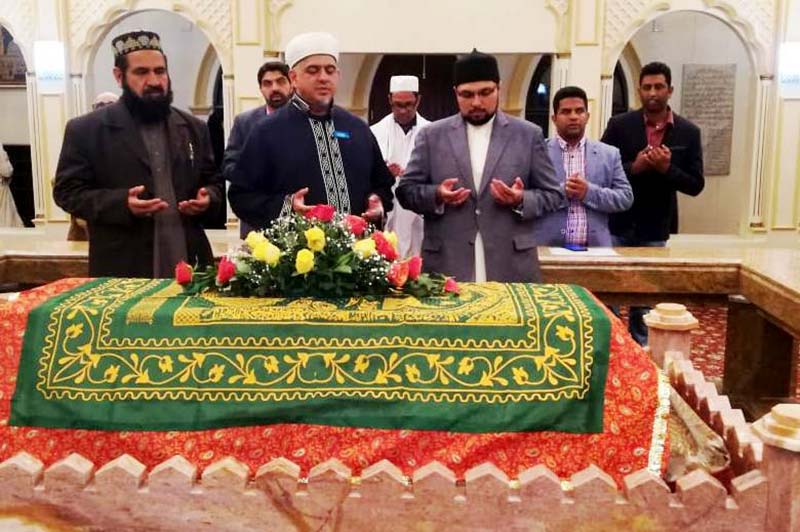 کیپ ٹاؤن: ڈاکٹر حسین محی الدین قادری کی صوفی بزرگ شاہ عبداللطیف قادری کے مزار پر حاضری