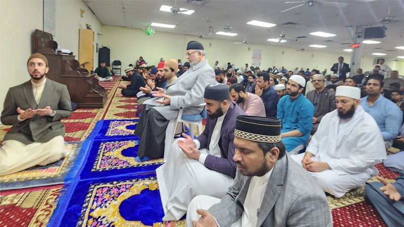 Shaykh-ul-Islam offers Eid prayer at Mississauga Community Center