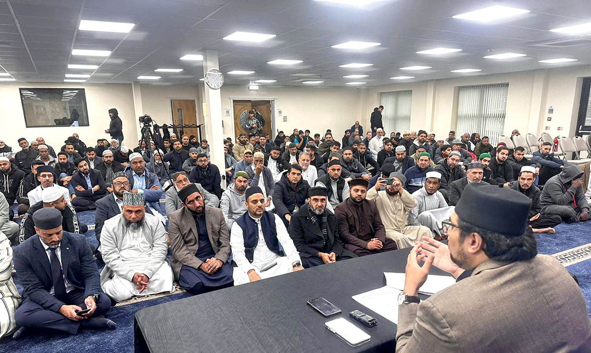 Walsall: Prof. Dr. Hussain Mohi-ud-Din Qadri delivers a Friday sermon