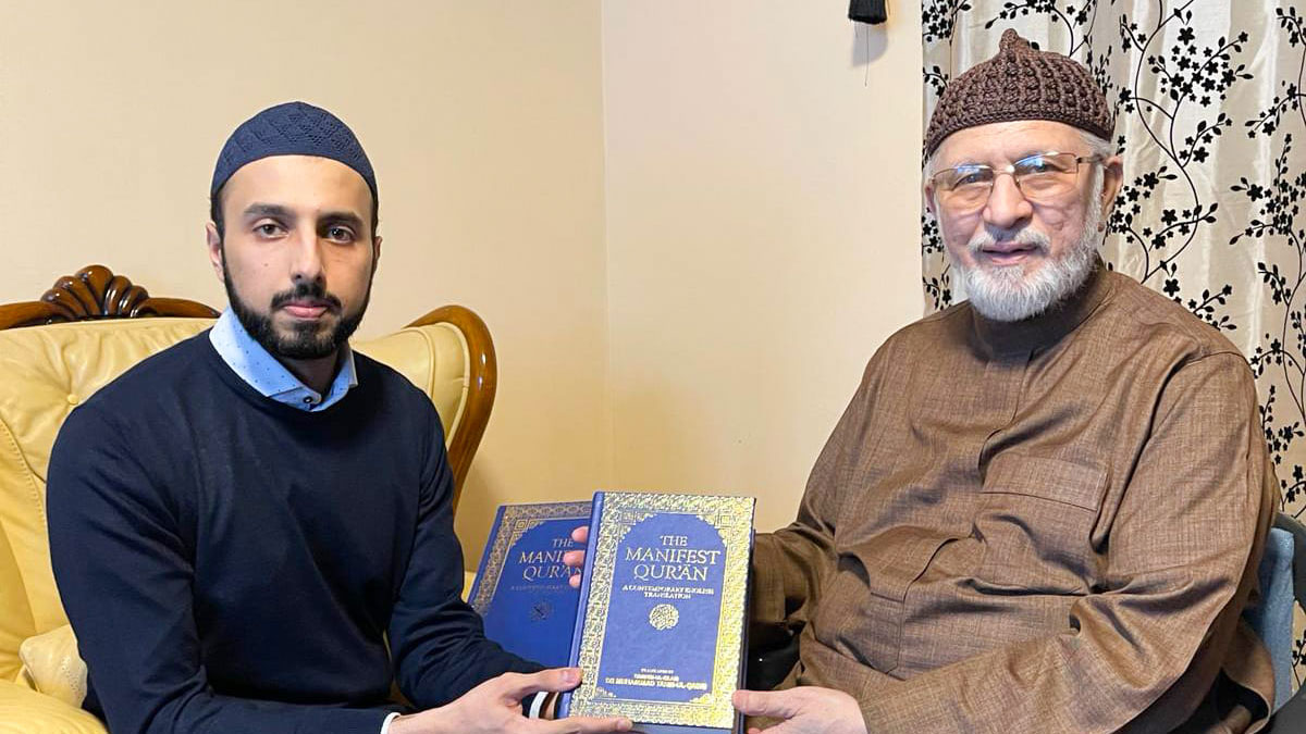 Shaykh ul Islam gifts his signed copy to Shaykh Hammad Mustafa al-Madani